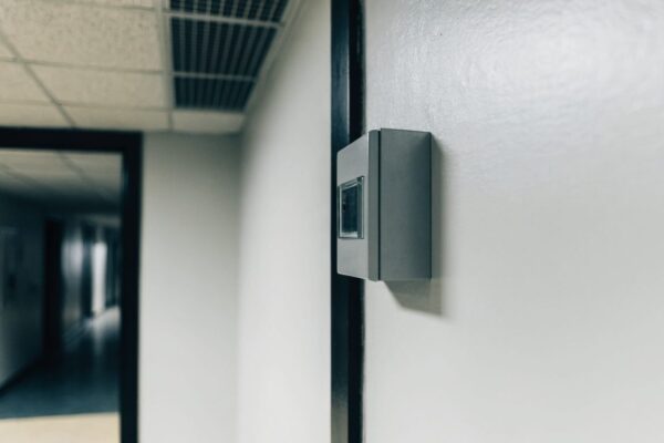 Désenfumage en ERP : principes, commandes et signalisation