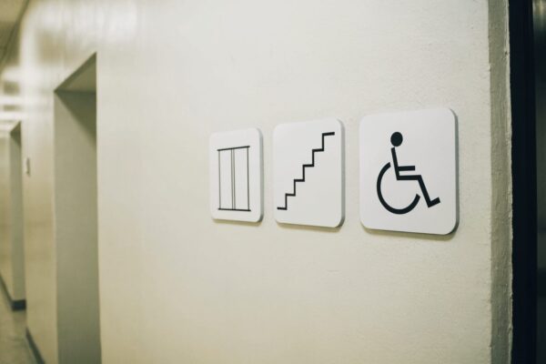 Signalétique multilingue : traduire ou pictogrammer